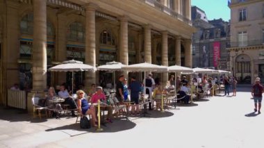 Paris 'in Louvre bölgesindeki sokak kafesi - PARIS, FRANCE - Eylül 04, 2023