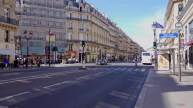 Güneşli bir günde Paris sokak manzarası - PARIS, FRANCE - Eylül 04, 2023