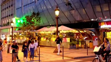 Paris 'teki ünlü Champs-Elysee Bulvarı - PARIS, FRANCE - Eylül 04, 2023