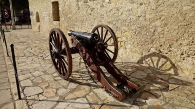 San Antonio Teksas 'taki Alamo' daki eski top. Seyahat fotoğrafçılığı.