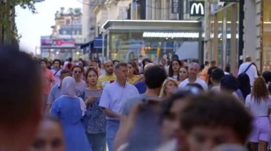 Paris 'teki Champs-Elysee Bulvarı' nda yürüyen büyük bir kalabalık. - Ağır çekim - PARIS, FRANCE - SEPTEMBER 04, 2023