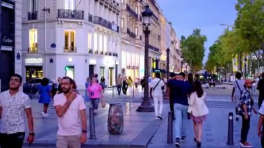 Paris 'teki Champs-Elysee Bulvarı' nda yürüyen insanlar yavaş çekim - PARIS, FRANCE - Eylül 04, 2023