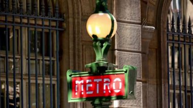 Paris Metro Metro İstasyonu - PARIS, FRANCE - Eylül 04, 2023