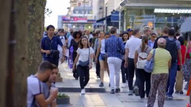 Paris 'teki Champs-Elysee Bulvarı' nda yürüyen büyük bir kalabalık. - Ağır çekim - PARIS, FRANCE - SEPTEMBER 04, 2023