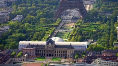 Eiffel Kulesi 'nin Mars' taki askeri okulları - PARIS, FRANCE - EPTEMBER 04, 2023