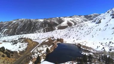 Sierra Nevada California 'daki karlı dağların üzerinden uçmak - hava manzarası