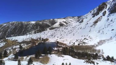 Sierra Nevada California 'daki karlı dağların üzerinden uçmak - hava manzarası