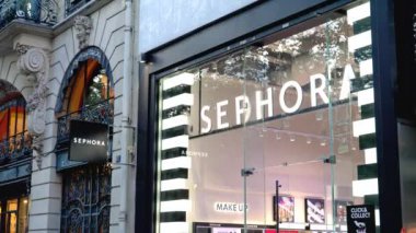 Champs-Elysee Bulvarı 'ndaki Sephora mağazası - PARIS, FRANCE - Eylül 04, 2023