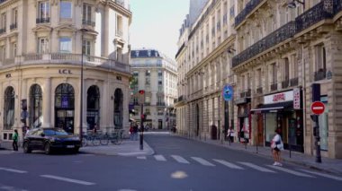 Güneşli bir günde Paris Şehir Merkezi - PARIS, FRANCE - Eylül 04, 2023