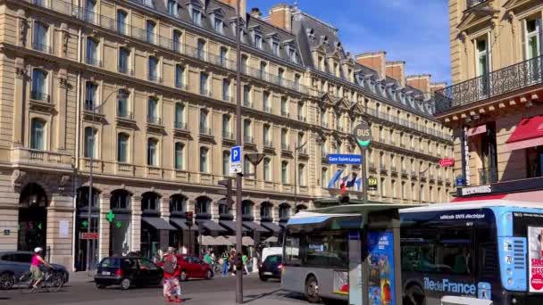 晴れた日のパリのシティセンター パリス フランス サンタクロース 2023 — ストック動画