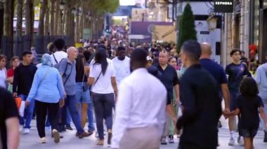 Paris 'teki Champs-Elysee Bulvarı' nda yürüyen büyük bir kalabalık. - Ağır çekim - PARIS, FRANCE - SEPTEMBER 04, 2023