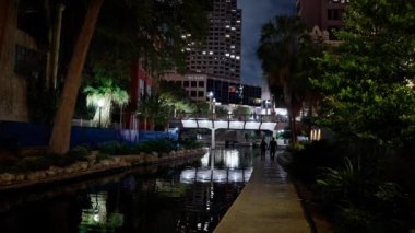 San Antonio 'da nehir boyunca küçük restoranları ve barları olan güzel sahil yürüyüşü - gece manzaralı - seyahat fotoğrafçılığı