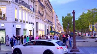 Paris 'teki Champs-Elysee Bulvarı' nda yürüyen insanlar yavaş çekim - PARIS, FRANCE - Eylül 04, 2023