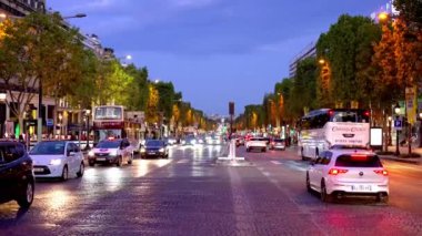 Paris 'teki Champs-Elysee Bulvarı' nda sokak trafiği - PARIS, FRANCE - Eylül 04, 2023