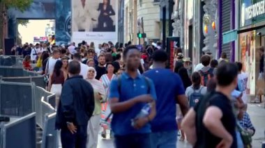Paris 'teki Champs-Elysee Bulvarı' nda yürüyen büyük bir kalabalık. - Ağır çekim - PARIS, FRANCE - SEPTEMBER 04, 2023