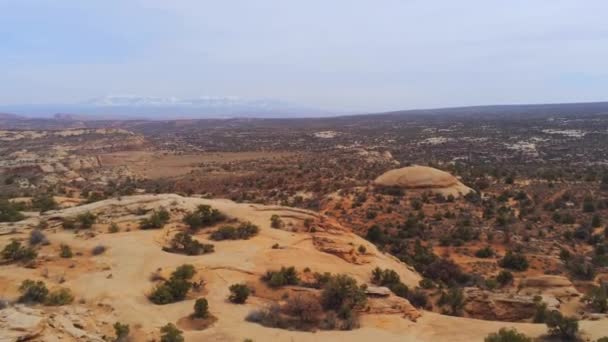 摩押拱门国家公园附近美丽的风景及其黄色的砂岩 空中景观 — 图库视频影像