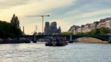 Paris 'teki Güzel Nehir Seine - PARIS, FRANCE - Eylül 05, 2023
