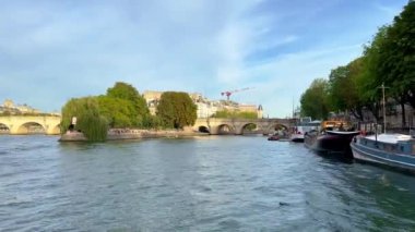 Paris 'teki Güzel Nehir Seine - PARIS, FRANCE - Eylül 05, 2023