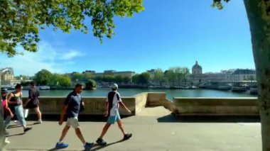 Seine Riverwalk, Paris - PARIS, FRANCE - Eylül 05, 2023