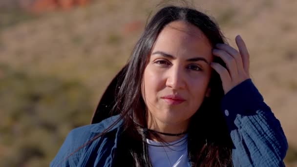 ネバダ州の砂漠の若いネイティブアメリカンの女性 旅行写真 — ストック動画
