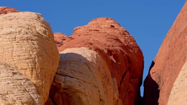 ネバダ州のレッドロックキャニオンの赤と黄色の砂岩 旅行写真 — ストック動画