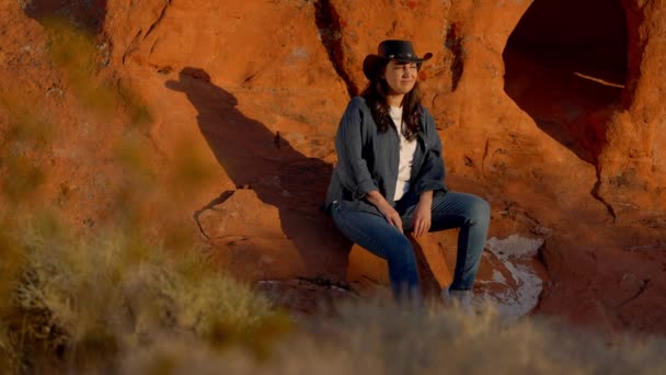 Kovbojka Odpočívající Červené Skále Poušti Arizona Cestovní Fotografie — Stock video