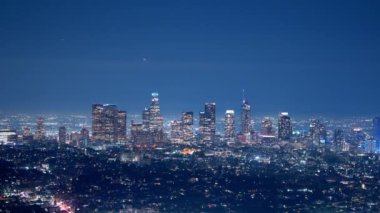 Geceleri Los Angeles City ışıkları - Griffith Park 'taki gözlemevinden manzara - seyahat fotoğrafçılığı