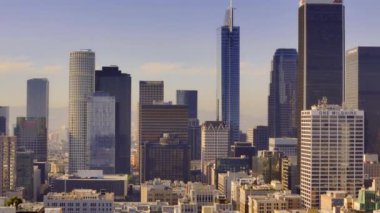 Los Angeles şehir merkezinin Skyline 'ı güneşli bir günde Los Angeles İHA görüntüleri LOS ANGELES, ABD - 5 Kasım 2023
