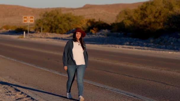Nevada Çölünde Tek Başına Yürüyen Genç Kovboy Kız Seyahat Fotoğrafçılığı — Stok video
