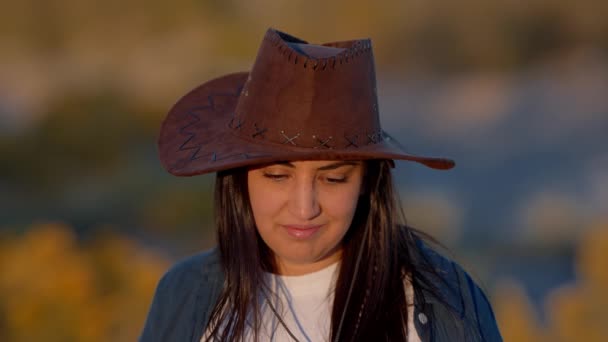 Portrait Shot Young Cowgirl Wearing Cowboy Hat Posing Camera Travel — Stock Video