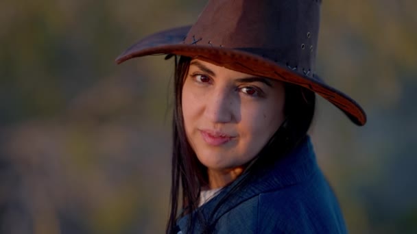 Porträtt Ung Cowgirl Klädd Cowboyhatt Poserar För Kameran Fotografering — Stockvideo
