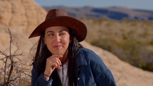 Cowgirl Sitzt Auf Einem Felsen Der Wüste Von Nevada Reisefotos — Stockvideo