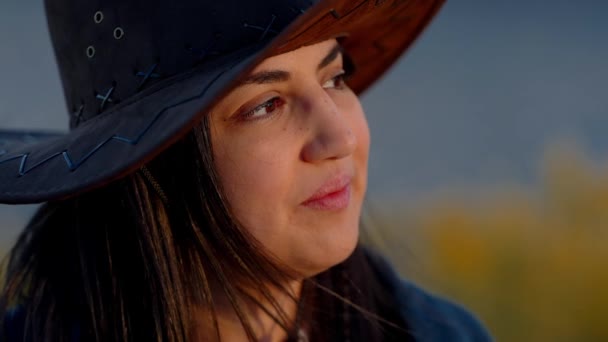 Potret Seorang Koboi Perempuan Muda Mengenakan Topi Koboi Yang Berpose — Stok Video