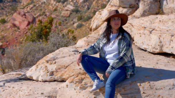 Mujer Joven Con Atuendo Estilo Occidental Sentada Una Roca Desierto — Vídeo de stock