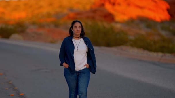 Красива Жінка Позує Фотографії Заході Сонця Пустелі Подорожі Фотографії — стокове відео