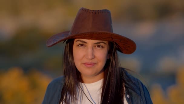 一个年轻的女牛仔头戴牛仔帽摆出一副摄像的画像 旅行摄影 — 图库视频影像