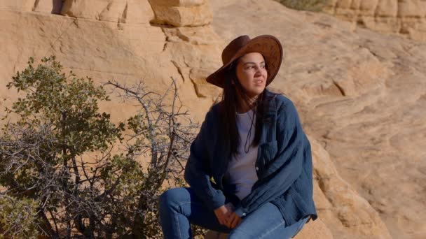 Cowgirl Κάθεται Ένα Βράχο Στην Έρημο Της Νεβάδα Ταξιδιωτικές Φωτογραφίες — Αρχείο Βίντεο