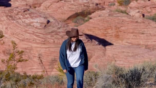 Young Woman Western Style Outfit Exploring Amazing Red Rock Canyon — Stock Video