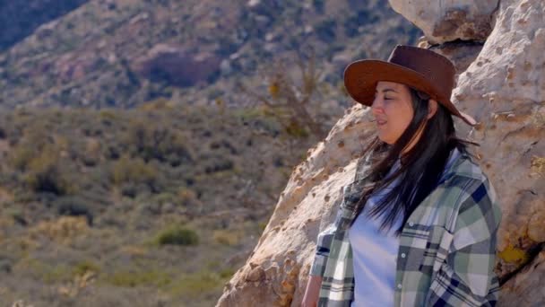 Junge Frau Westernkostüm Sitzt Auf Einem Felsen Der Wüste Von — Stockvideo