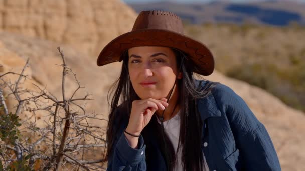 Cowgirl Κάθεται Ένα Βράχο Στην Έρημο Της Νεβάδα Ταξιδιωτικές Φωτογραφίες — Αρχείο Βίντεο