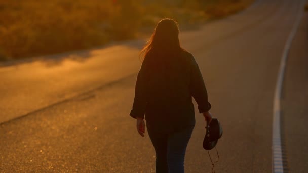 Mujer Joven Caminando Por Camino Desierto Atardecer Fotografía Viaje — Vídeos de Stock