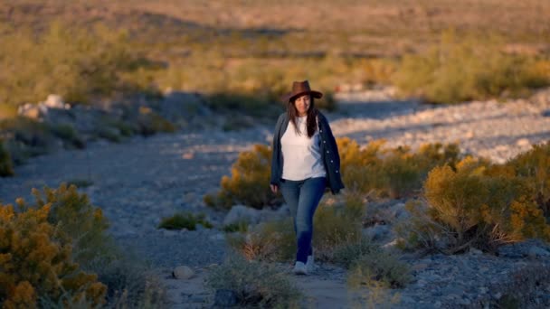 Jonge Cowgirl Die Alleen Door Woestijn Van Nevada Loopt Reizen — Stockvideo