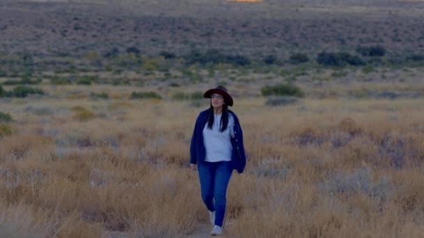Νεαρή Καουμπόισσα Που Περπατά Μόνη Της Στην Έρημο Της Νεβάδα — Αρχείο Βίντεο