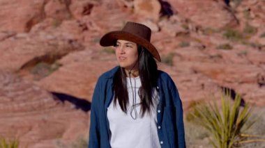 Batılı stil kıyafetli genç bir kadın Nevada 'da Red Rock Kanyonu' nu keşfediyor. Seyahat fotoğrafçılığı.