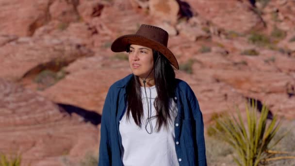 Junge Frau Westernkostüm Erkundet Den Atemberaubenden Red Rock Canyon Nevada — Stockvideo