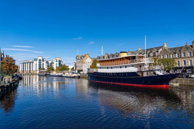 Edinburgh 'daki Leith Nehri' ndeki tekne - EDINBURGH, SCOTLAND UK - 4 Ekim 2022