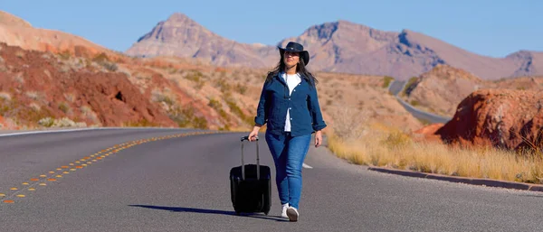 Jonge Vrouw Loopt Alleen Door Woestijn Met Een Koffer Als Stockfoto