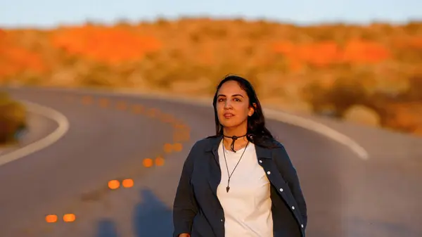 Jonge Vrouw Loopt Een Woestijnweg Bij Zonsondergang Reizen Fotografie Stockfoto