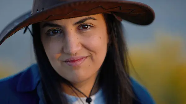 Portræt Skudt Ung Cowgirl Iført Cowboy Hat Udgør Kameraet Rejse Stock-billede