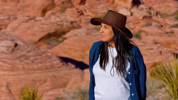 Jonge Vrouw Een Westerse Stijl Die Verbazingwekkende Red Rock Canyon Rechtenvrije Stockfoto's